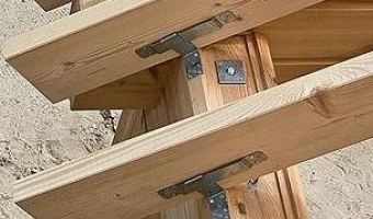 На фото – скользящее припособление для крепления стропил деревянного дома из профилированного бруса.