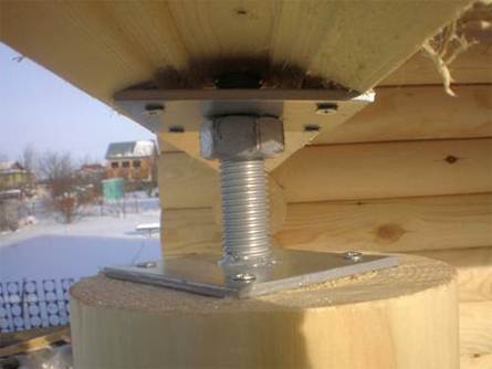 На фото показано, в какие места деревянного дома и деревянных срубов 